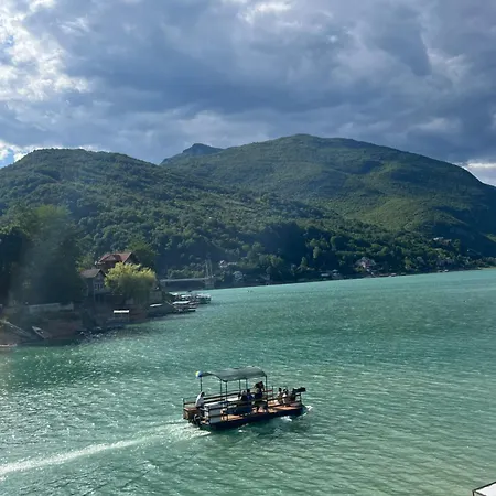 Vikendica Jablanicko Jezero 別荘